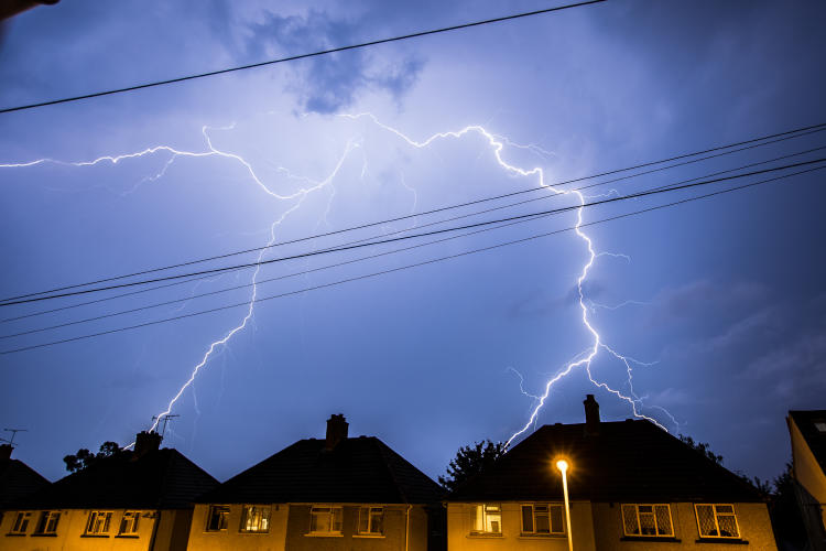 Cómo se forman los rayos eléctricos de las tormentas