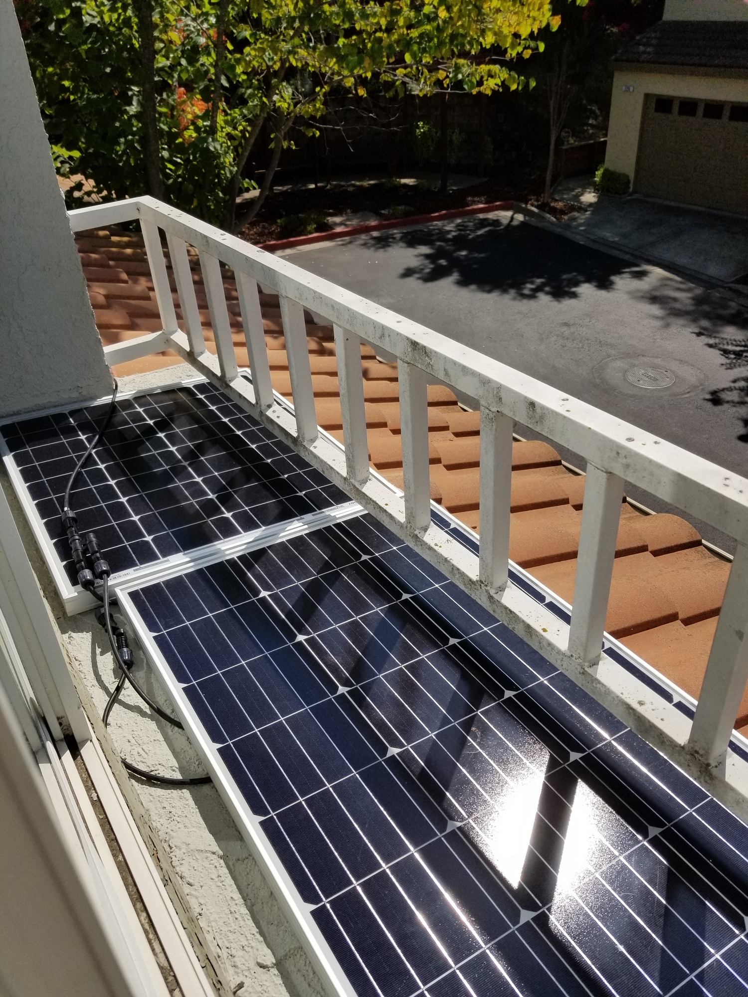 Así puedes poner placas solares en tu balcón: desde 700 euros y ahorro de  50% en la factura